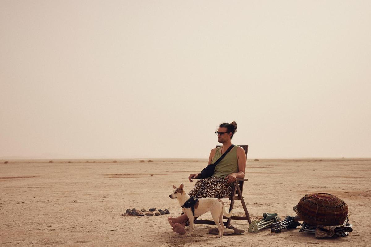 Retrato de Oliver Laxe durante el rodaje de 'Sirat'.