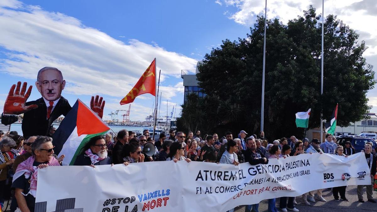 Un momento de la concentración de hoy ante el puerto de València.