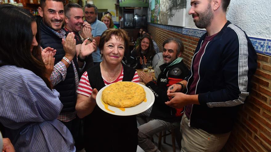 El Bar Galicia revalida el título de mejor tortilla de Betanzos: “No trabajo más porque no puedo”