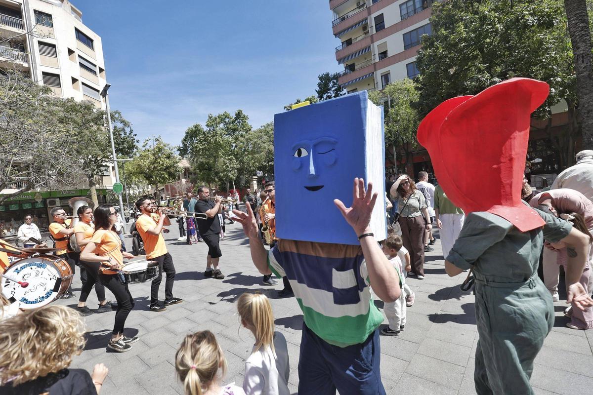 Los cabezudos Tom y Rosa deleitaron a los niños