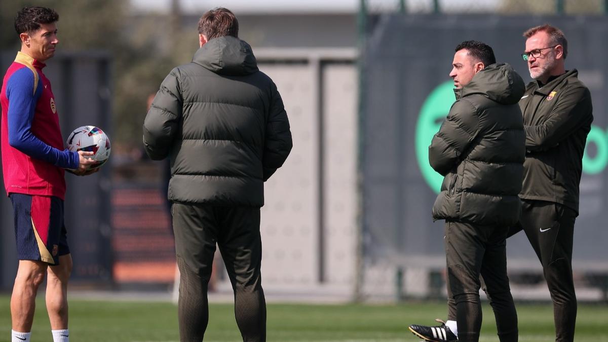 Lewandowski habla con el cuerpo técnico del Barça en el entrenamiento.