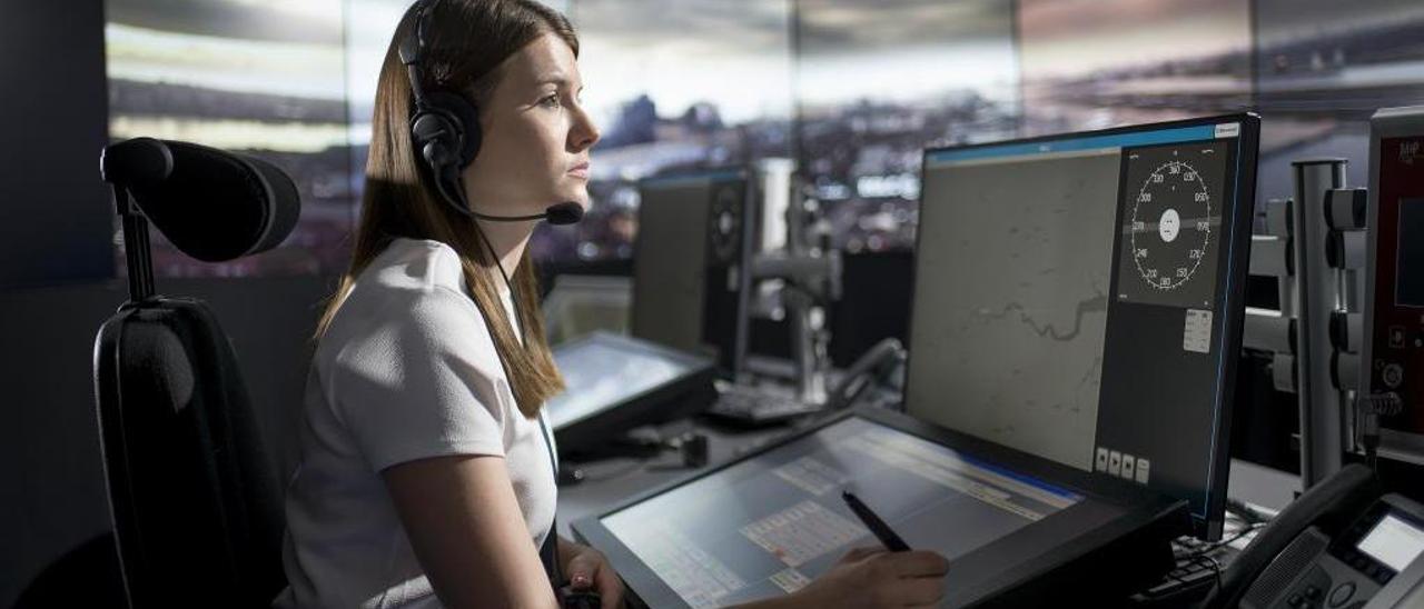 Una controladora aérea en la torre de control remota de London City. // NATS