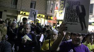 Unes 300 persones canten ’L’estaca’ davant l’Ajuntament de Badalona.