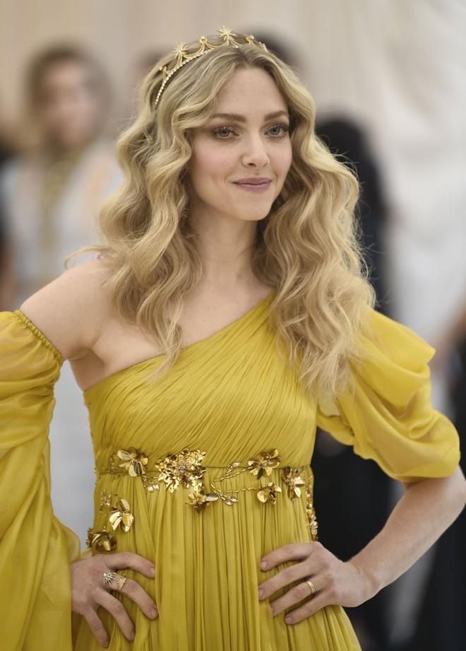 Amanda Seyfried con diadema en forma de corona