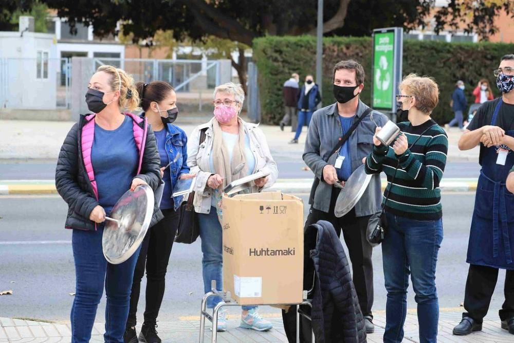 Hosteleros protestan en Cartagena por el cierre de los bares