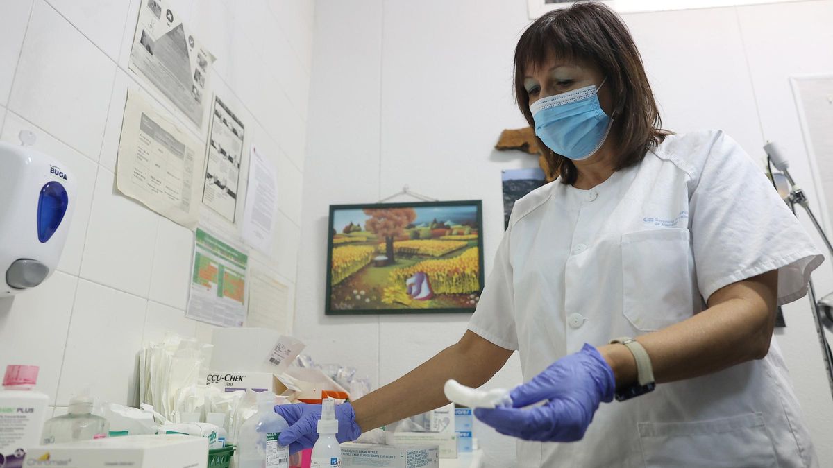 Una sanitaria con una vacuna contra la gripe en el Centro de Salud Barrio del Pilar.