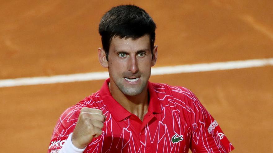 Djokovic alza el título en Roma y arrebata un récord a Nadal