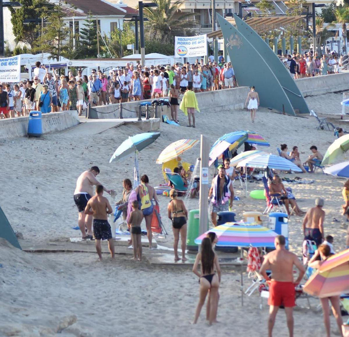 La manifestación de este sábado discurrió ante la atenta mirada de los vecinos y turistas que se encontraban en la playa.
