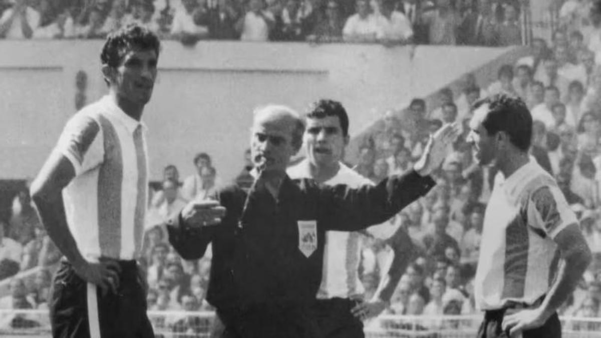Rattín, a la izquierda, tras ser expulsado.