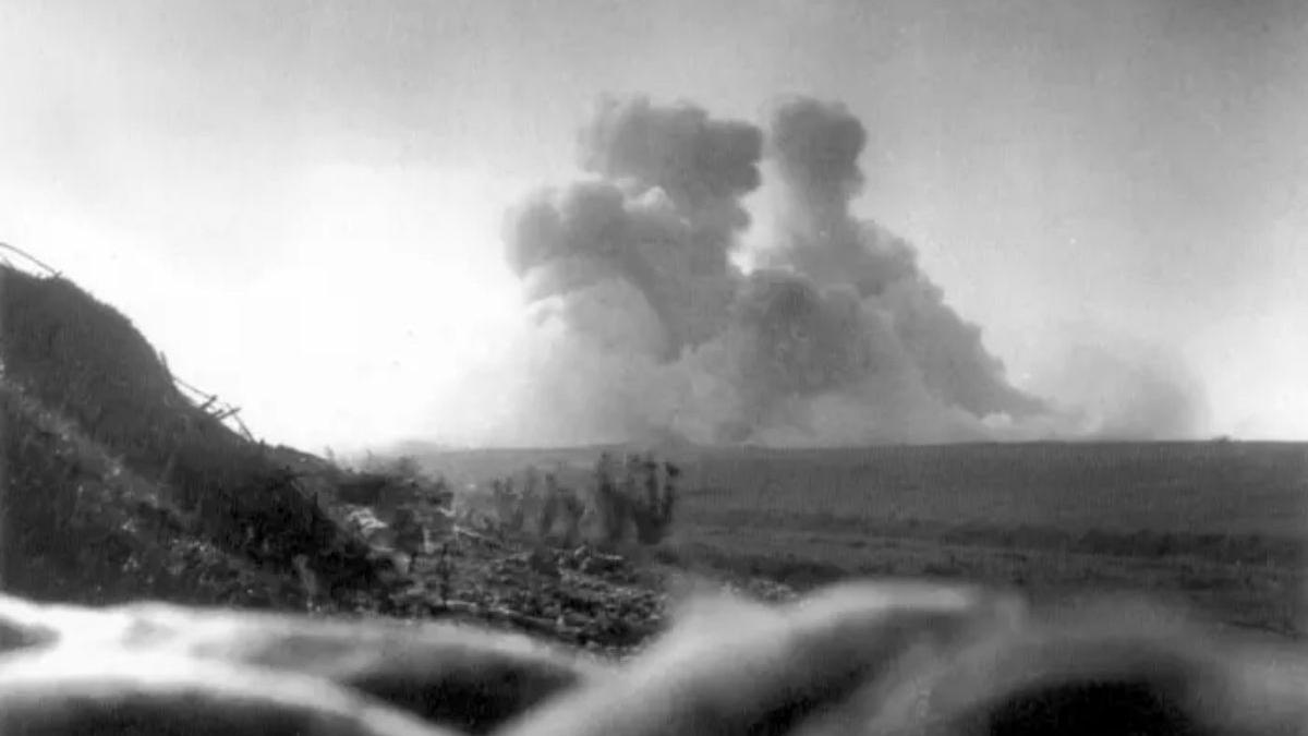 La tierra se asienta tras la explosión de la mina debajo del Reducto Hawthorn Ridge, el 1 de julio de 1916.