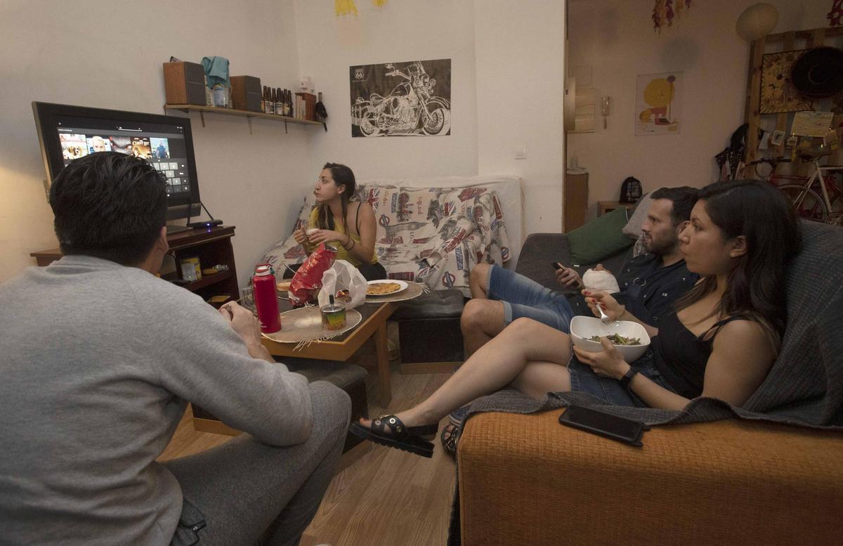 Varios jóvenes que comparten un piso en una imagen de archivo