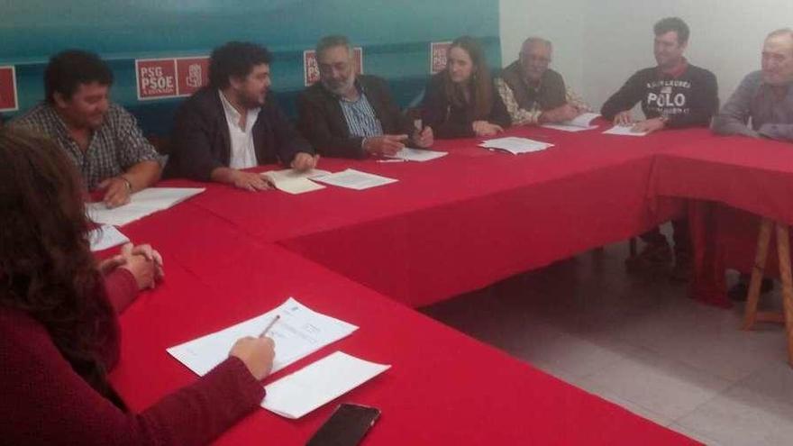 Reunión del PSOE local con el diputado Julio Torrado.