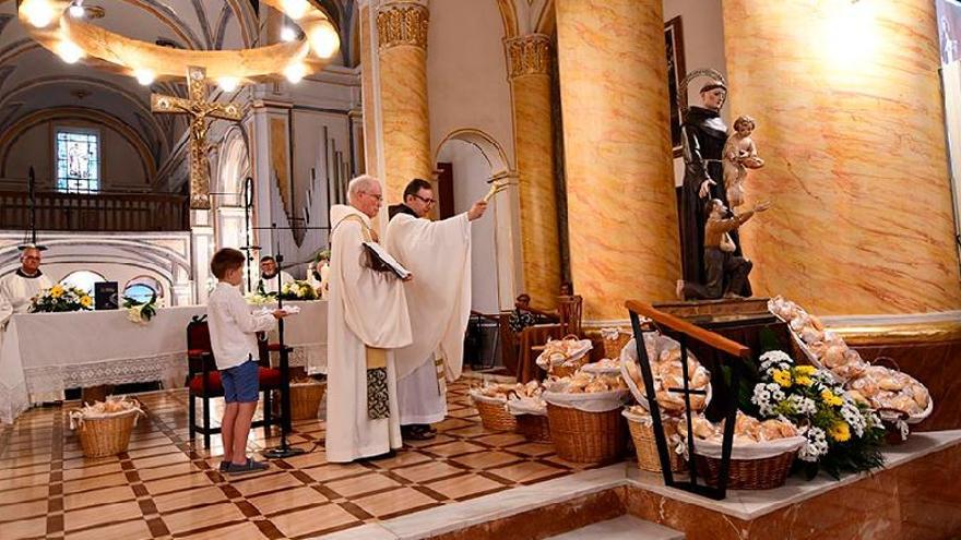 Imagen de la eucaristía por San Antonio de Padua en Vila-real previa al reparto de ‘panets’ del 2019, que este año se verá condicionada por la pandemia.