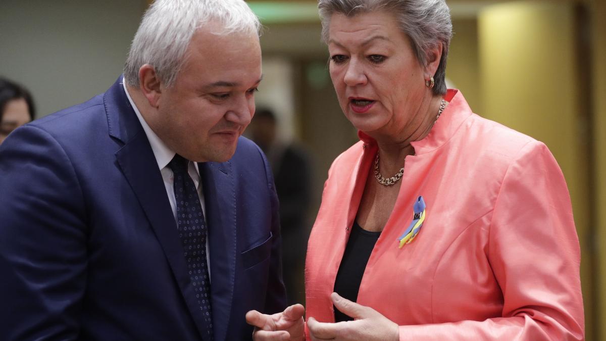 La comisaria de Interior, Ylva Johansson, conversa con el ministro del ramo búlgaro, Ivan Demerdzhiev, este jueves en el consejo celebrado en Bruselas.