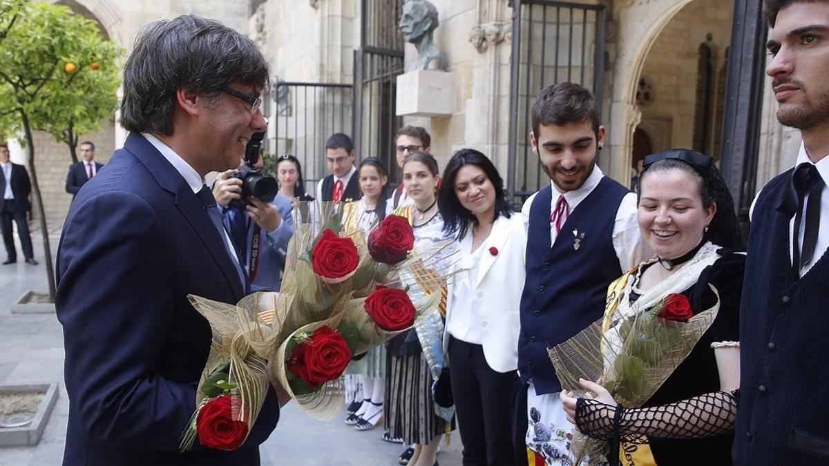 El 'expresident' Carles Puigdemont, en la celebración de Sant Jordi del año pasado en la plaza de Sant Jaume.