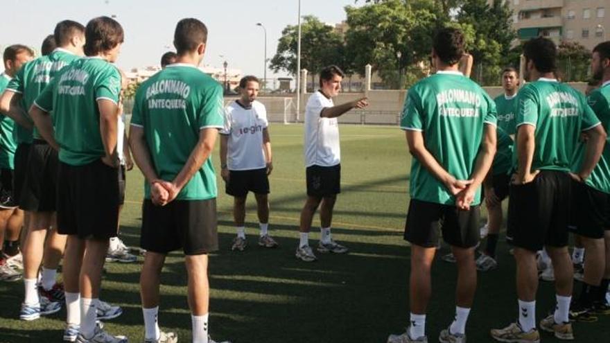 Ortega da instrucciones a los jugadores durante el entrenamiento.