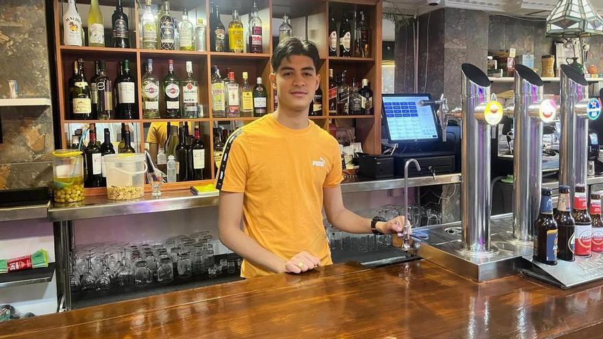 De Venezuela a Cáceres: la historia de Carlos, un emprendedor autónomo de 21 años que triunfa con su bar en la calle Salamanca