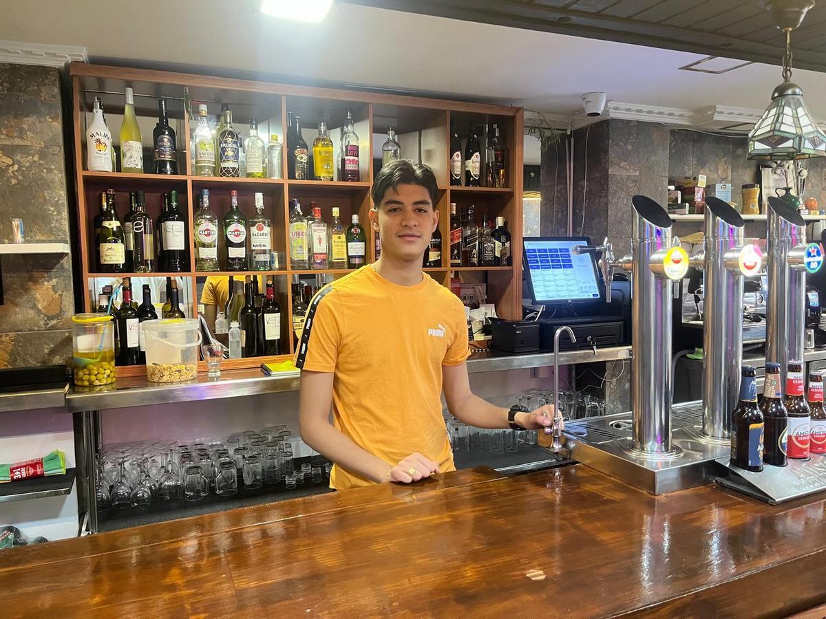 El venezolano Carlos Hernández, tras la barra de su bar.