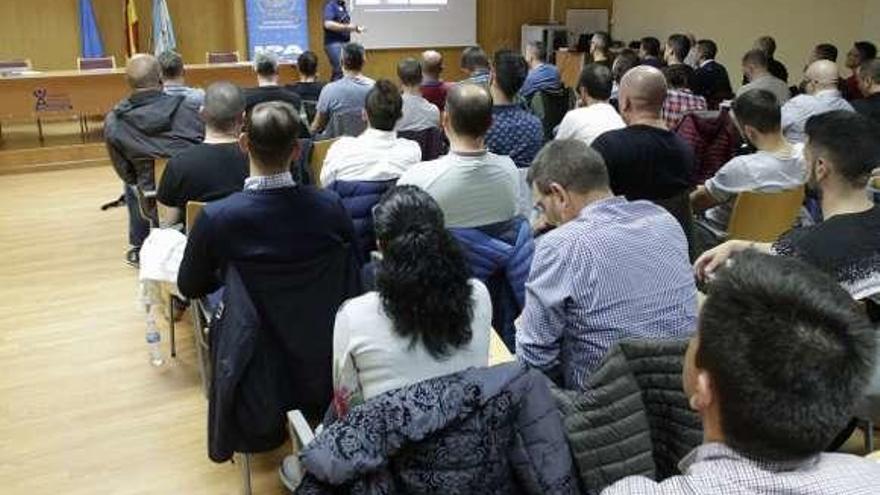 Los agentes, en la charla impartida ayer por Daniel García.