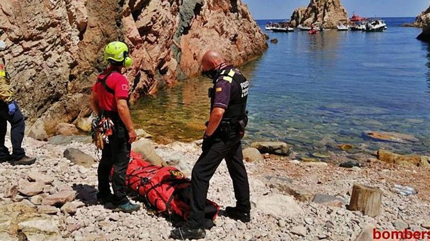 Els Bombers i la Policia Local atenent el ferit.