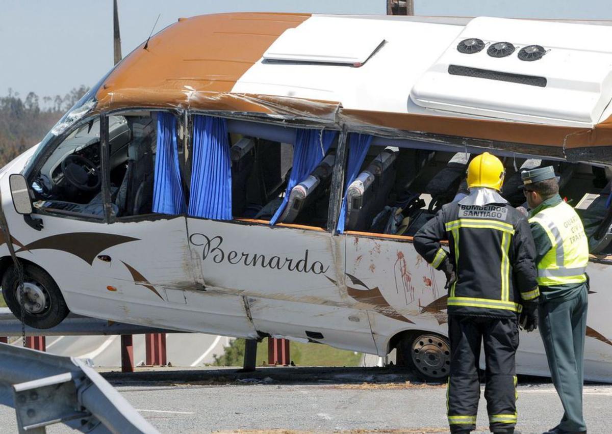 MIcrobús en el que viajaban el equipo Elevé de voleiból, con tres muertas.   | // LAVANDEIRA