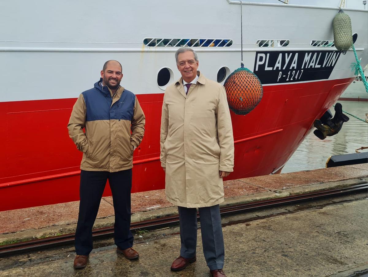 Las autoridades uruguayas en su visita al "Playa Malvín"