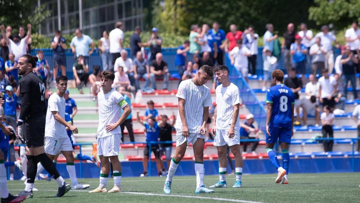 Decepción en los jugadores del Córdoba CF B tras perder ante el Getafe B, el pasado domingo.