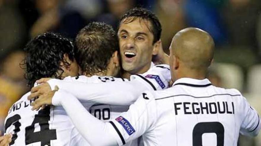 Los jugadores del Valencia celebran un gol ante el BATE.