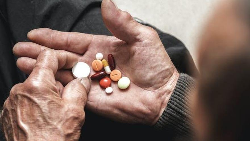 ¿Qué consecuencias tiene el exceso del consumo de fármacos en personas mayores?