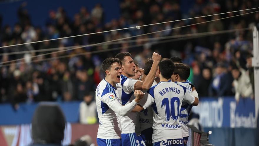 Los jugadores del Real Zaragoza celebran el tanto de Francho