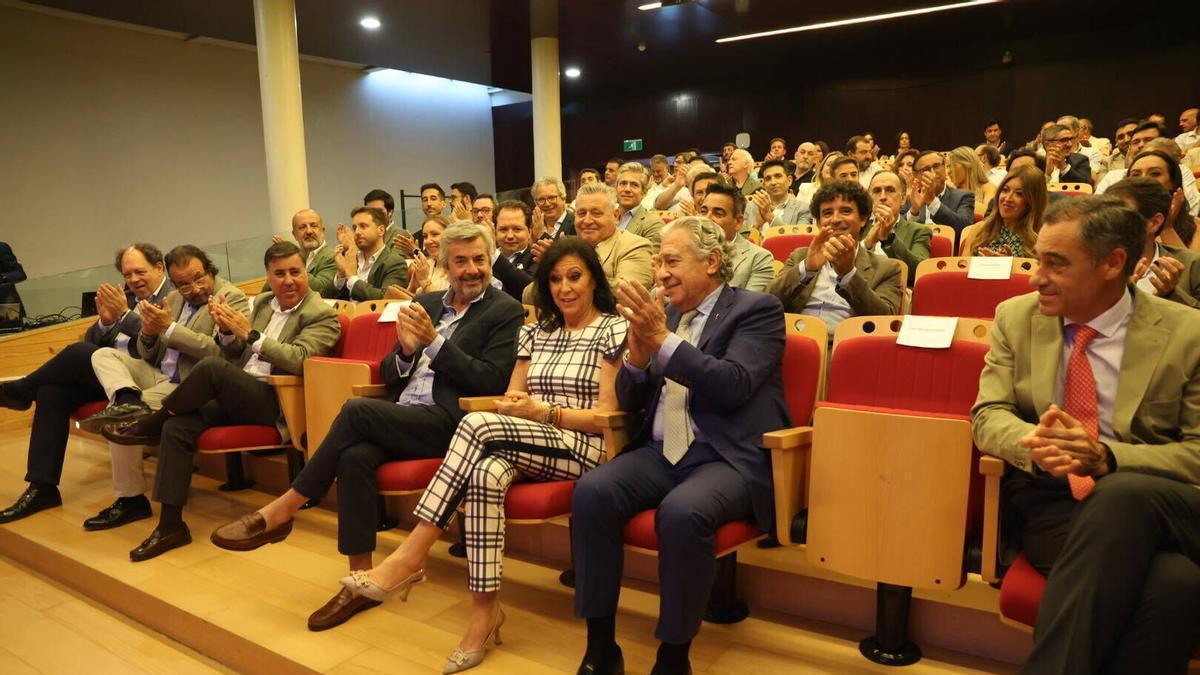 María Dolores Jiménez, arropada por la asamblea general de Construcor.