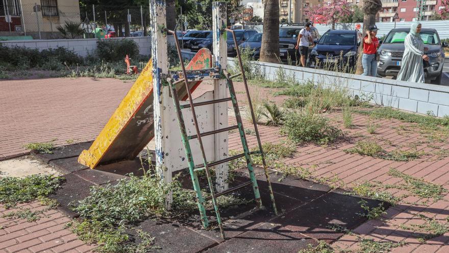 Así está el espacio público y zona de juegos de la calle San Emigdio a un paso del centro de Torrevieja