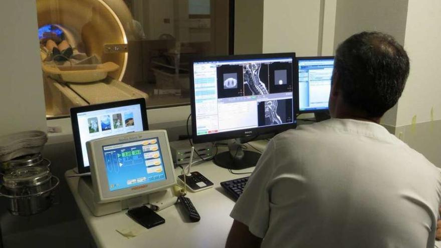 Un profesional de Galaria controla la prueba de un paciente en la nueva resonancia magnética. // Sergas