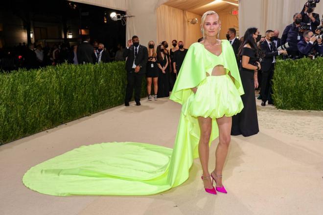 Diane Kruger con look en tonos neón en la Gala del MET