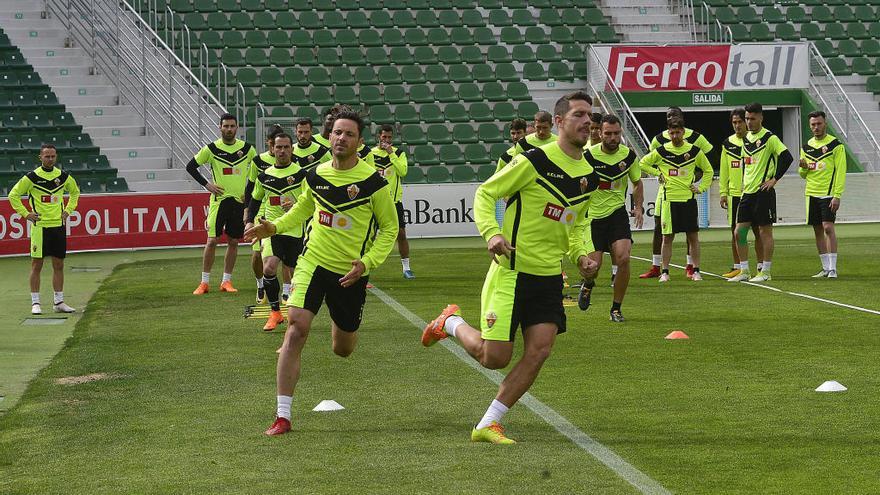 Los jugadores del Elche, durante el entrenamiento de ayer.