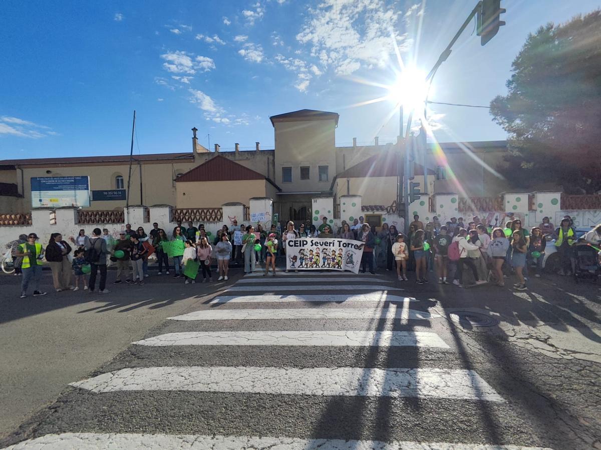 Manifestantes a las puertas del colegio Severí Torres.
