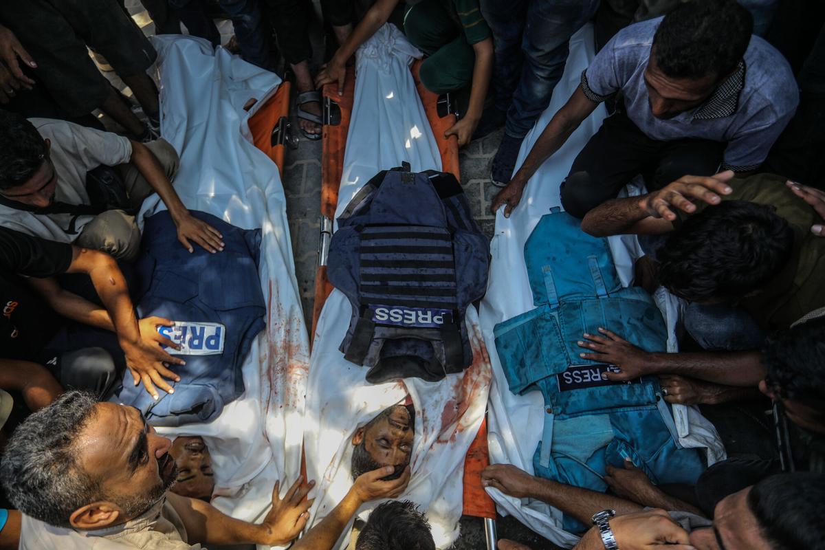 Funeral por los periodistas asesinados este lunes en un ataque israelí contra el hospital Nasser de Jan Yunis, en el sur de Gaza.