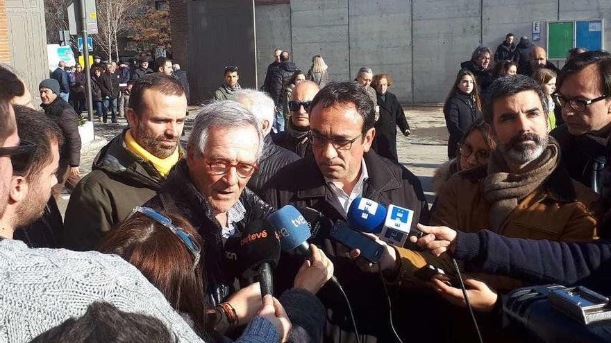 El exalcalde de Barcelona Xavier Trias junto al diputado Josep Rull, ayer en el barrio de Sant Andreu. // E. Press