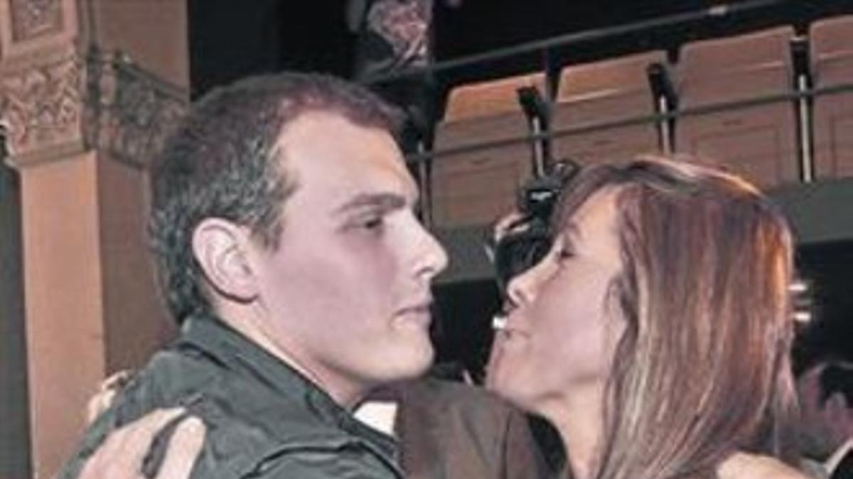 Rivera y Camacho se abrazan en un acto del 2012 por el bilingüismo.