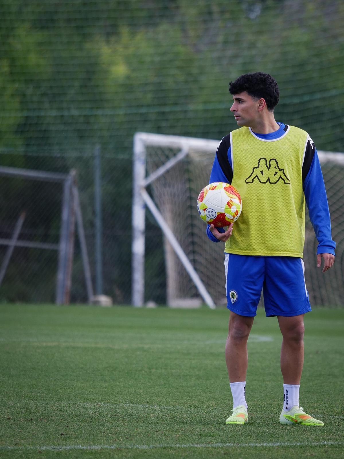 Andy Escudero, con el balón en la mano durante un entrenamiento en Fontcalent.