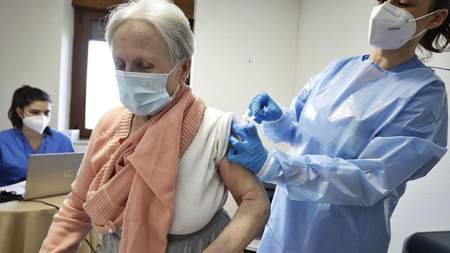 Consuelo y Enrique, los últimos en recibir la vacuna en los geriátricos de Asturias
