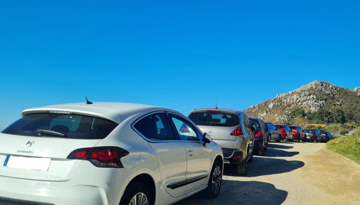 Vehiculos estacionados en Donón ese fin de semana.   | // FDV