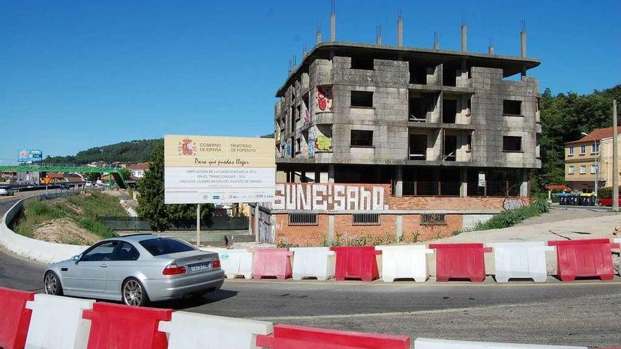 El polémico edificio de Chapela que se quiere legalizar para uso dotacional. // FdV