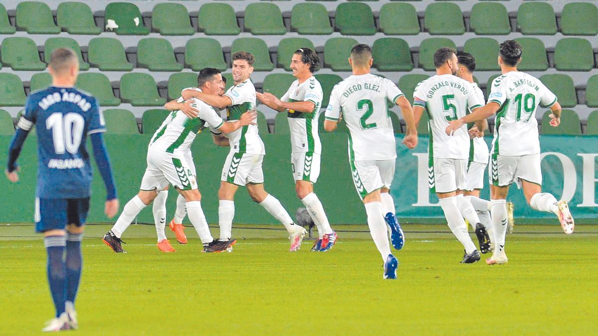 Celebración del Elche anteel céltico Iago Aspas.