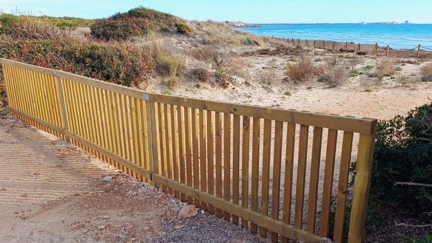 Las barreras de madera el camino del arenal de sa Ràpita, en el Parque Natural es Trenc-Salobrar de Campos.