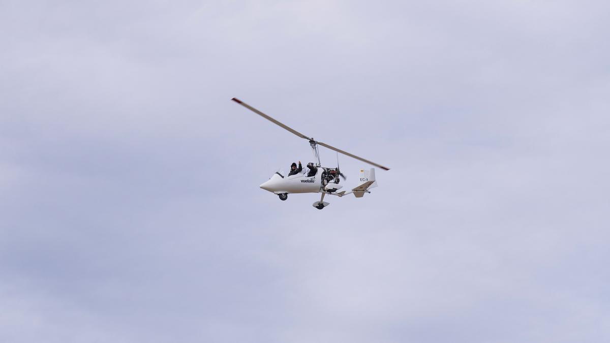 Un autogiro de Vuélalo, en pleno vuelo divulgativo en el aeródromo de Igualada-Òdena.