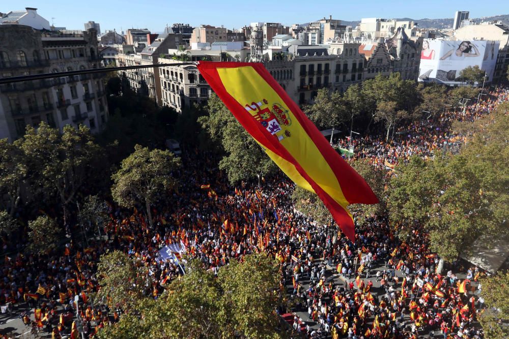 Milers de persones es manifesten a favor de la unitat d'Espanya a Barcelona