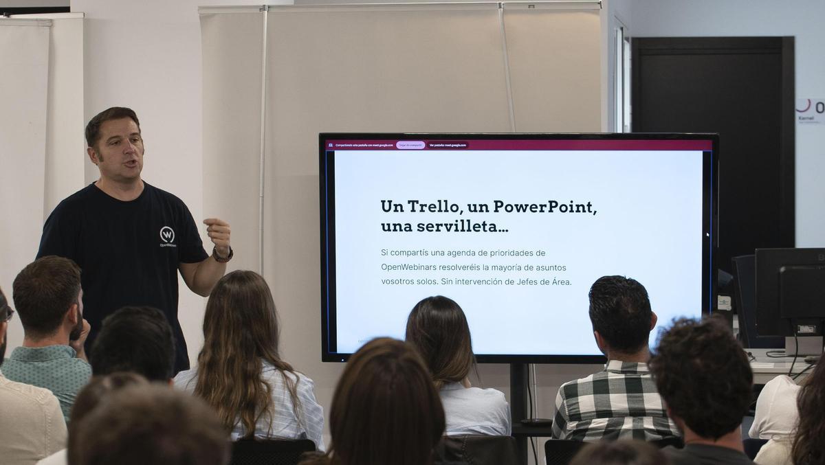 Javier Padilla, director de producto y de marketing en OpenWebinars, durante una reunión de coordinación interna para establecer metodologías y objetivos