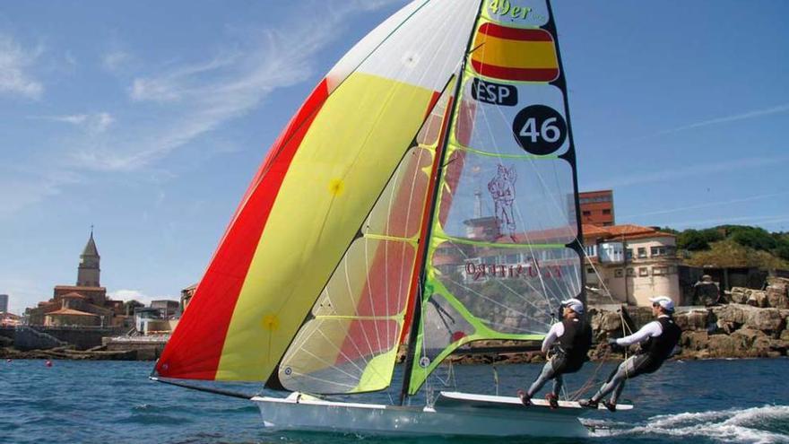 Los hermanos Alonso entrenando en la costa gijonesa. félix gonzález