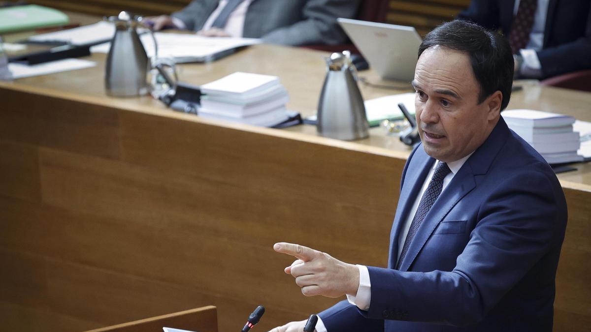 El 'president' de la Generalitat, Juanfran Pérez Llorca, interviene en la sesión de control, este miércoles. / José Cuéllar/Corts